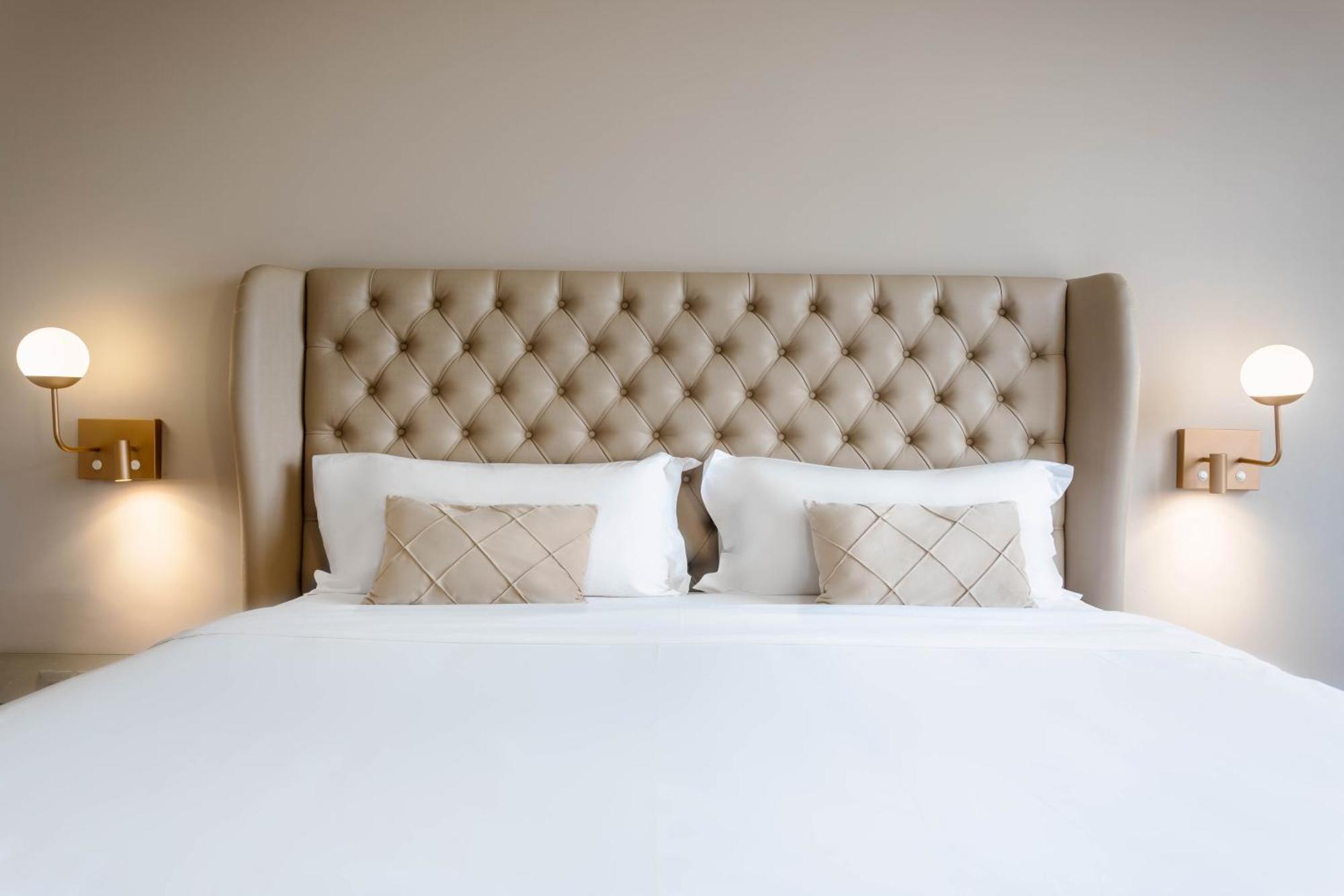 Ouro Minas Hotel Belo Horizonte, Dolce by Wyndham Eksteriør billede A bed with a tufted headboard
