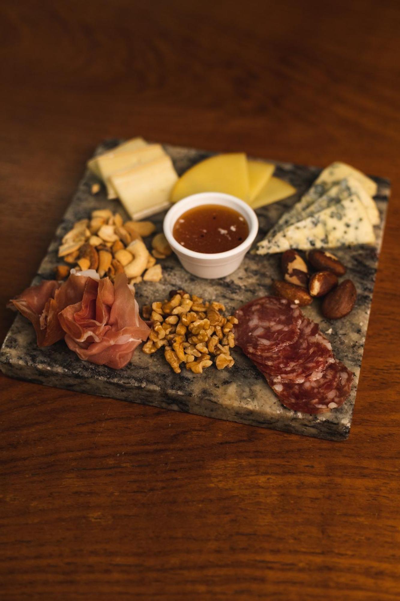 Ouro Minas Hotel Belo Horizonte, Dolce by Wyndham Eksteriør billede A cheese and sausage platter